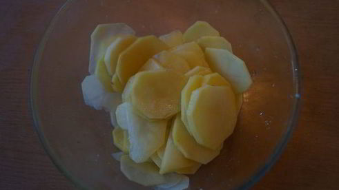 куриные бедрышки с ароматными картофельными ломтиками