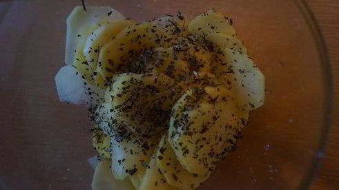 куриные бедрышки с ароматными картофельными ломтиками