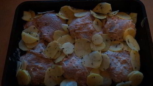 куриные бедрышки с ароматными картофельными ломтиками