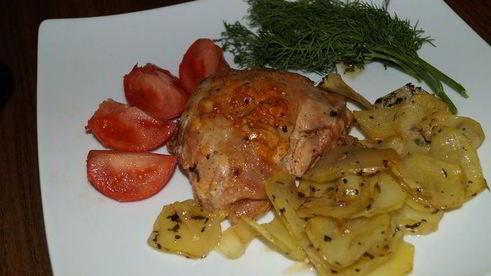 куриные бедрышки с ароматными картофельными ломтиками