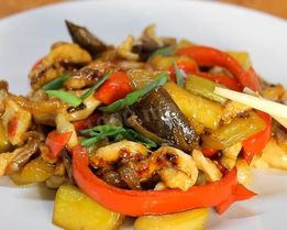 Курица с овощами в вок сковороде