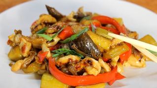 Курица с овощами в вок сковороде