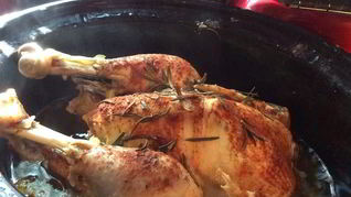 Курица в духовке с розмарином, лимоном и чесноком