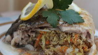 Сазан, фаршированный капустой и икрой