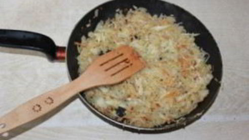 сазан, фаршированный капустой и икрой