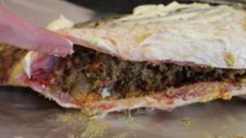 сазан, фаршированный капустой и икрой