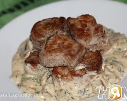 Свинина под соусом из голубого сыра и грибов