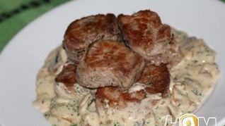 Свинина под соусом из голубого сыра и грибов