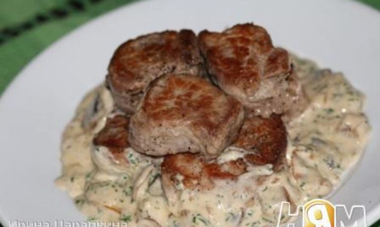 Рецепт свинины под соусом из голубого сыра и грибов
