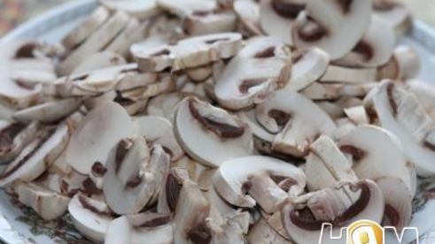 свинина под соусом из голубого сыра и грибов