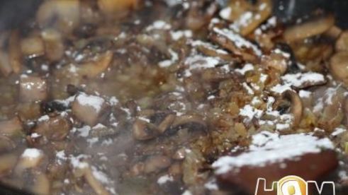 свинина под соусом из голубого сыра и грибов