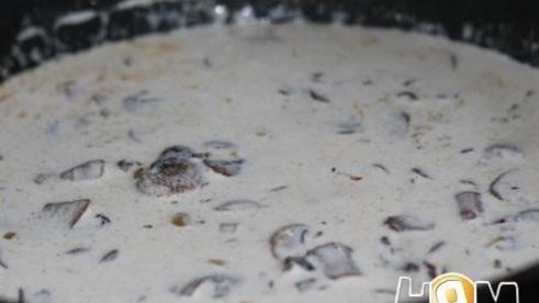 свинина под соусом из голубого сыра и грибов