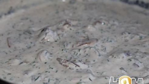 свинина под соусом из голубого сыра и грибов