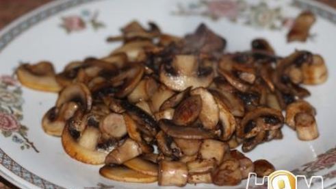 свинина под соусом из голубого сыра и грибов