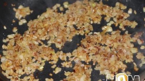 свинина под соусом из голубого сыра и грибов