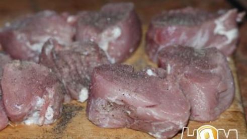 свинина под соусом из голубого сыра и грибов