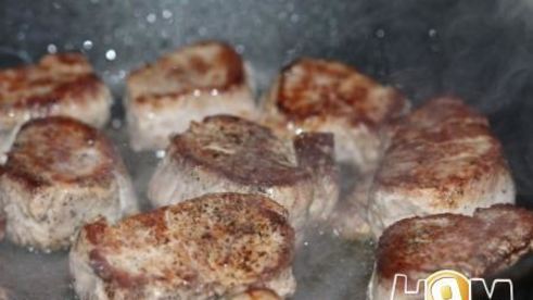 свинина под соусом из голубого сыра и грибов