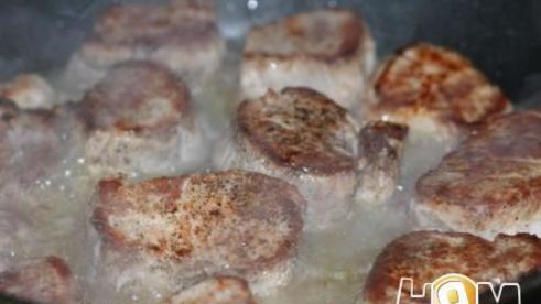 свинина под соусом из голубого сыра и грибов