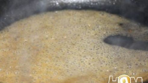 свинина под соусом из голубого сыра и грибов