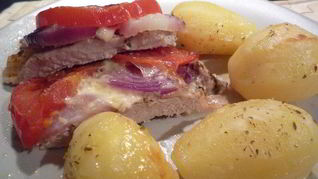Свинина, запеченая с помидорами и моцареллой
