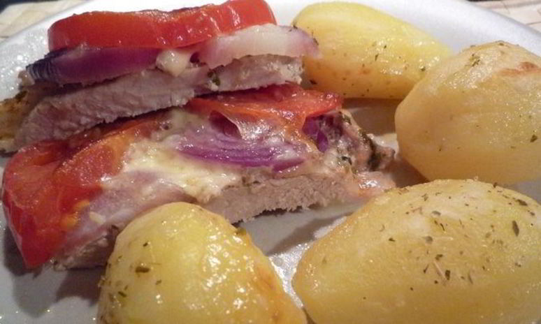 Рецепт свинины, запеченой с помидорами и моцареллой