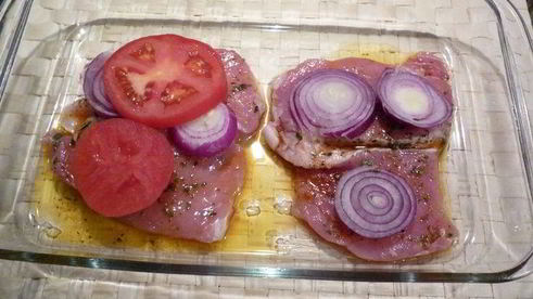 свинина, запеченая с помидорами и моцареллой