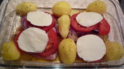 свинина, запеченая с помидорами и моцареллой