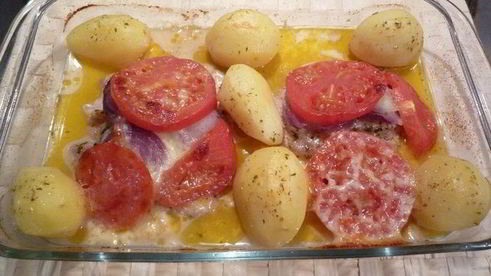 свинина, запеченая с помидорами и моцареллой