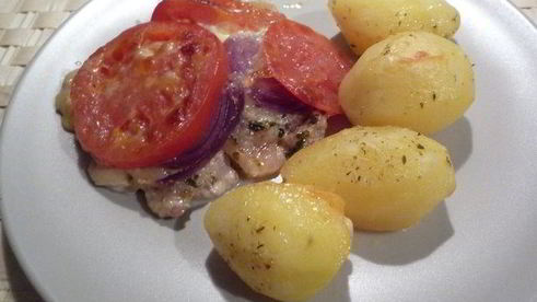 свинина, запеченая с помидорами и моцареллой