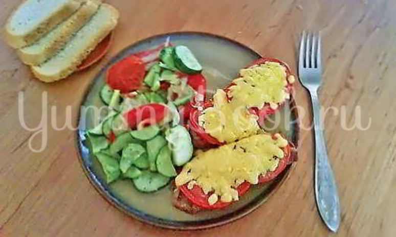Рецепт свинины запеченой с помидорами и сыром