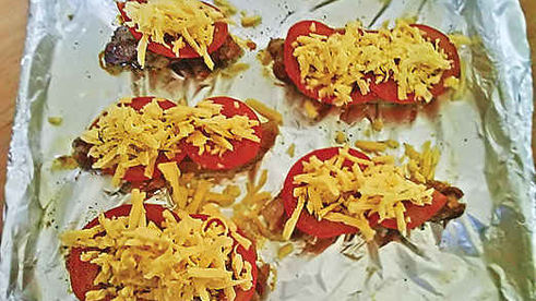 свинина запеченая с помидорами и сыром