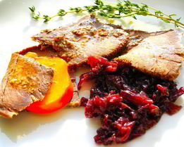 Запеченное мясо с айвой и хурмой