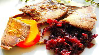 Запеченное мясо с айвой и хурмой