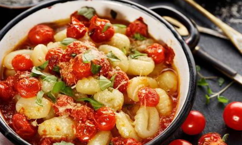 Рецепт ньокков с помидорами, баклажанами конфи и козьим сыром