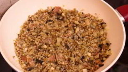 баклажаны, фаршированные гречкой, грибами и беконом