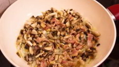 баклажаны, фаршированные гречкой, грибами и беконом