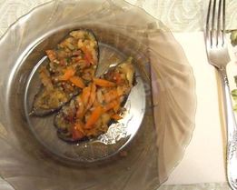 Баклажаны фаршированных овощами и зеленью