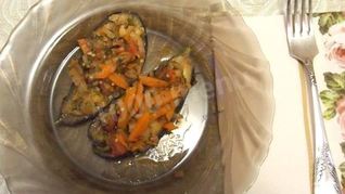 Баклажаны фаршированных овощами и зеленью