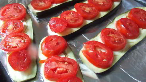 баклажаны запеченные с помидорами и сыром