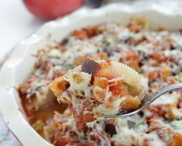 Фаршированные конкильони с баклажановым соусом