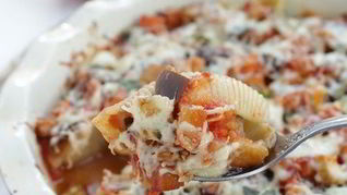 Фаршированные конкильони с баклажановым соусом