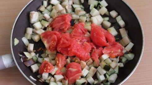 фаршированные конкильони с баклажановым соусом