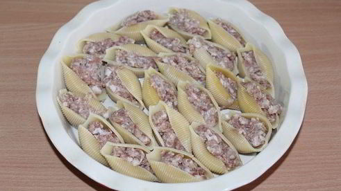 фаршированные конкильони с баклажановым соусом