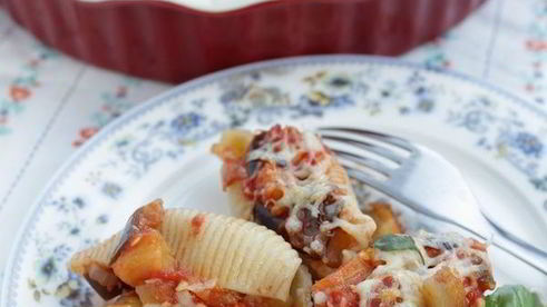 фаршированные конкильони с баклажановым соусом