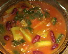 Фасоль со шпинатом в томатном соусе