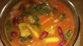 Фасоль со шпинатом в томатном соусе