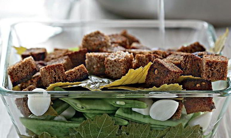 Рецепт фасоли, соленой с чесноком и ржаным хлебом