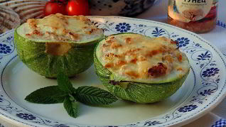 Кабачки, фаршированные тунцом и творогом