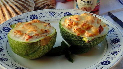 кабачки, фаршированные тунцом и творогом