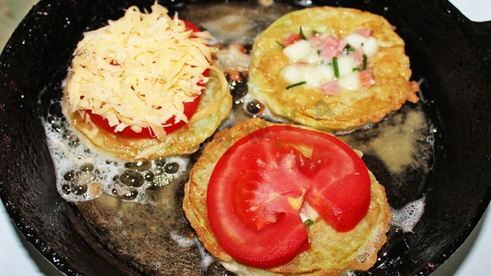 кабачки с колбасой и сыром